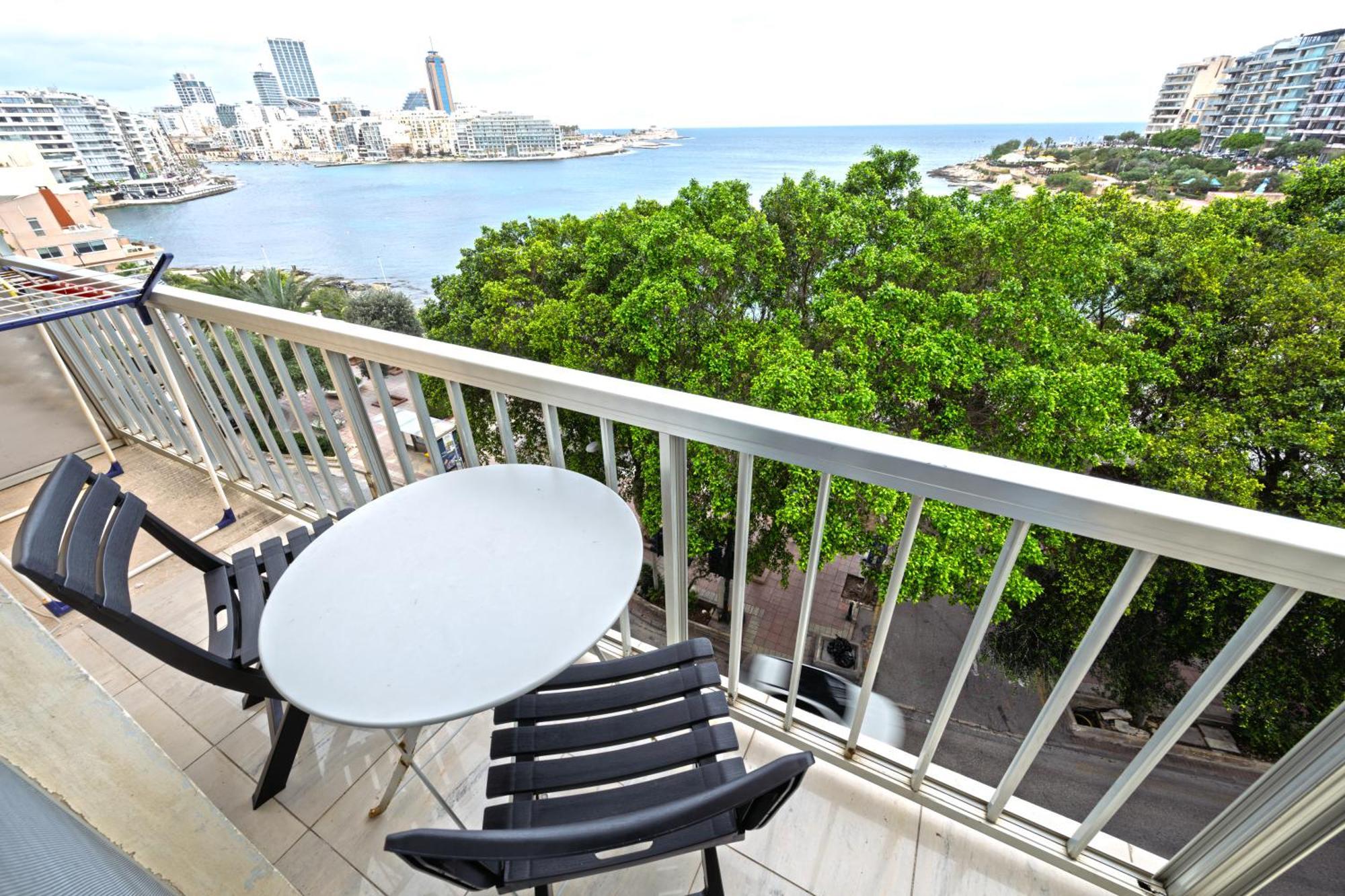 Vic- Seafront Apartment Сліма Екстер'єр фото